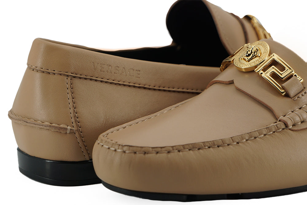 Versace Zapatos mocasines de piel de becerro beige