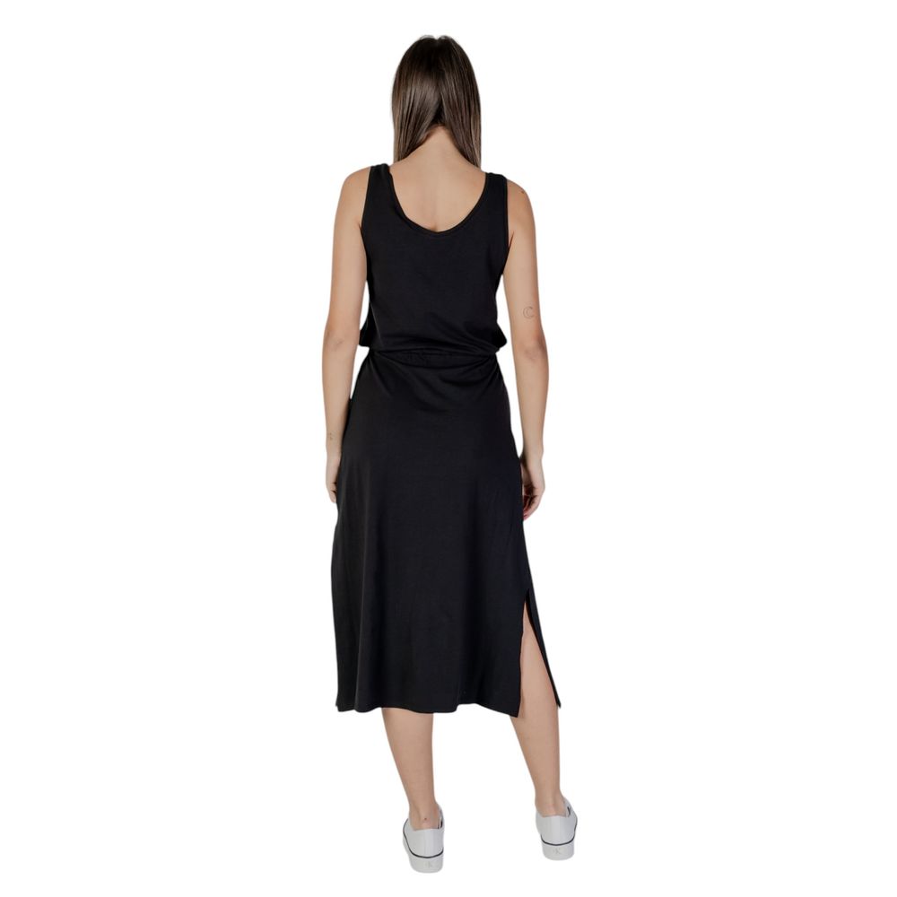 B.Young Black Cotton Dress