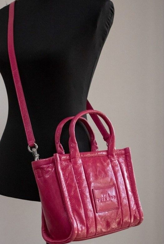 Marc Jacobs The Shiny Crinkle Mini Tote Bolso bandolera de cuero magenta