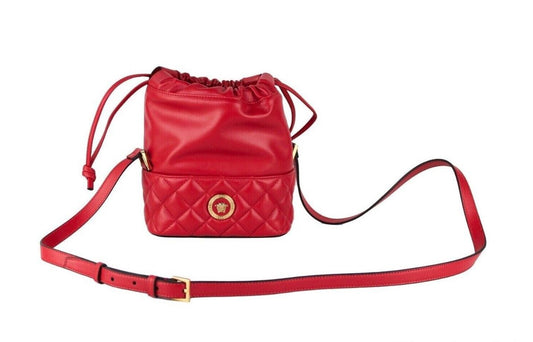 Versace Bolso bandolera tipo cubo de cuero acolchado rojo con cordón