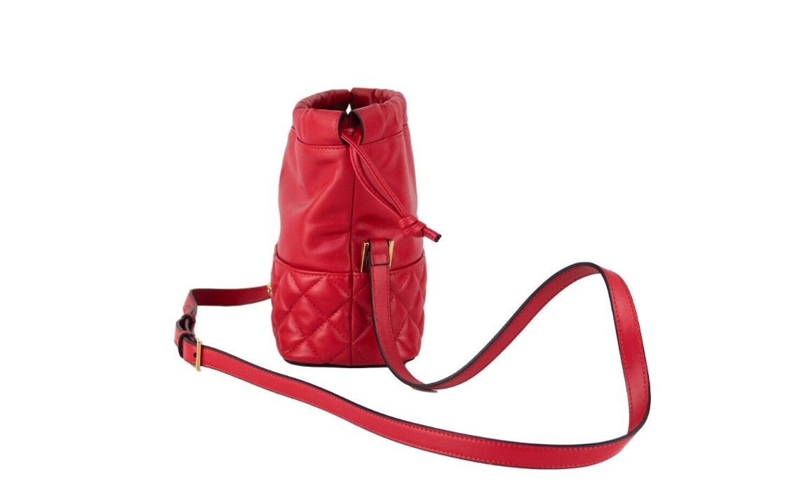 Versace Bolso bandolera tipo cubo de cuero acolchado rojo con cordón