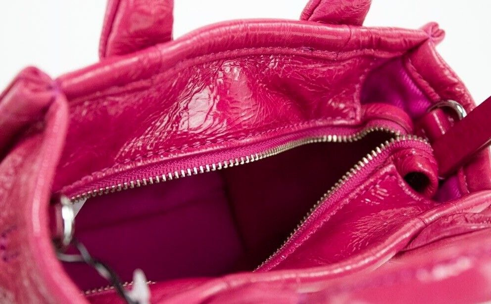 Marc Jacobs The Shiny Crinkle Micro Tote Bolso bandolera de cuero magenta