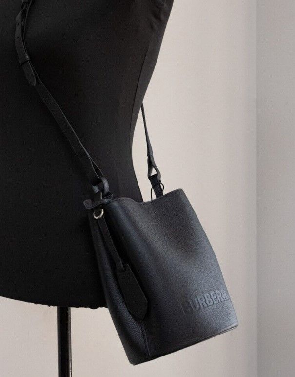 Burberry Bolso bandolera pequeño de cuero granulado negro Lorne