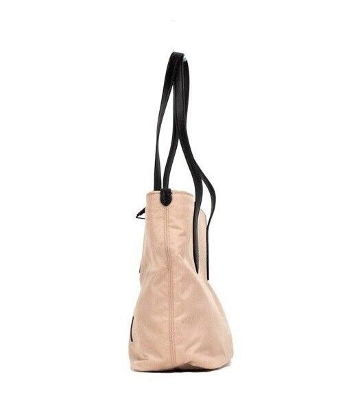 Bolso tote de hombro tipo tote de nailon Econyl con logo pequeño en rosa y beige de Burberry