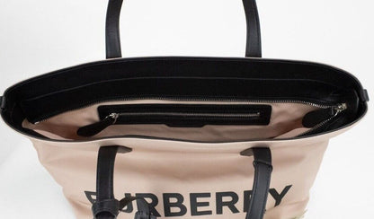 Bolso tote de hombro tipo tote de nailon Econyl con logo pequeño en rosa y beige de Burberry