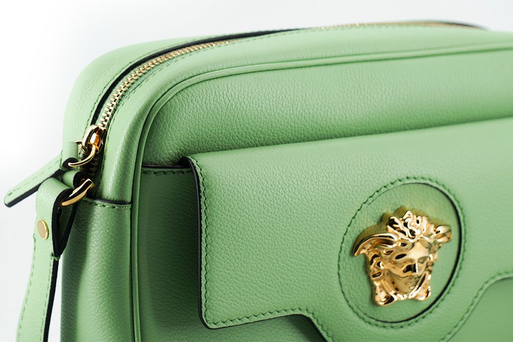 Versace Bolso bandolera cámara de piel de becerro verde menta